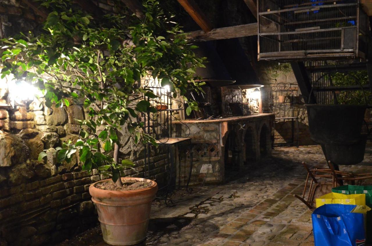 Maison d'hôtes Cascina La Buca à Castello di Serravalle Extérieur photo