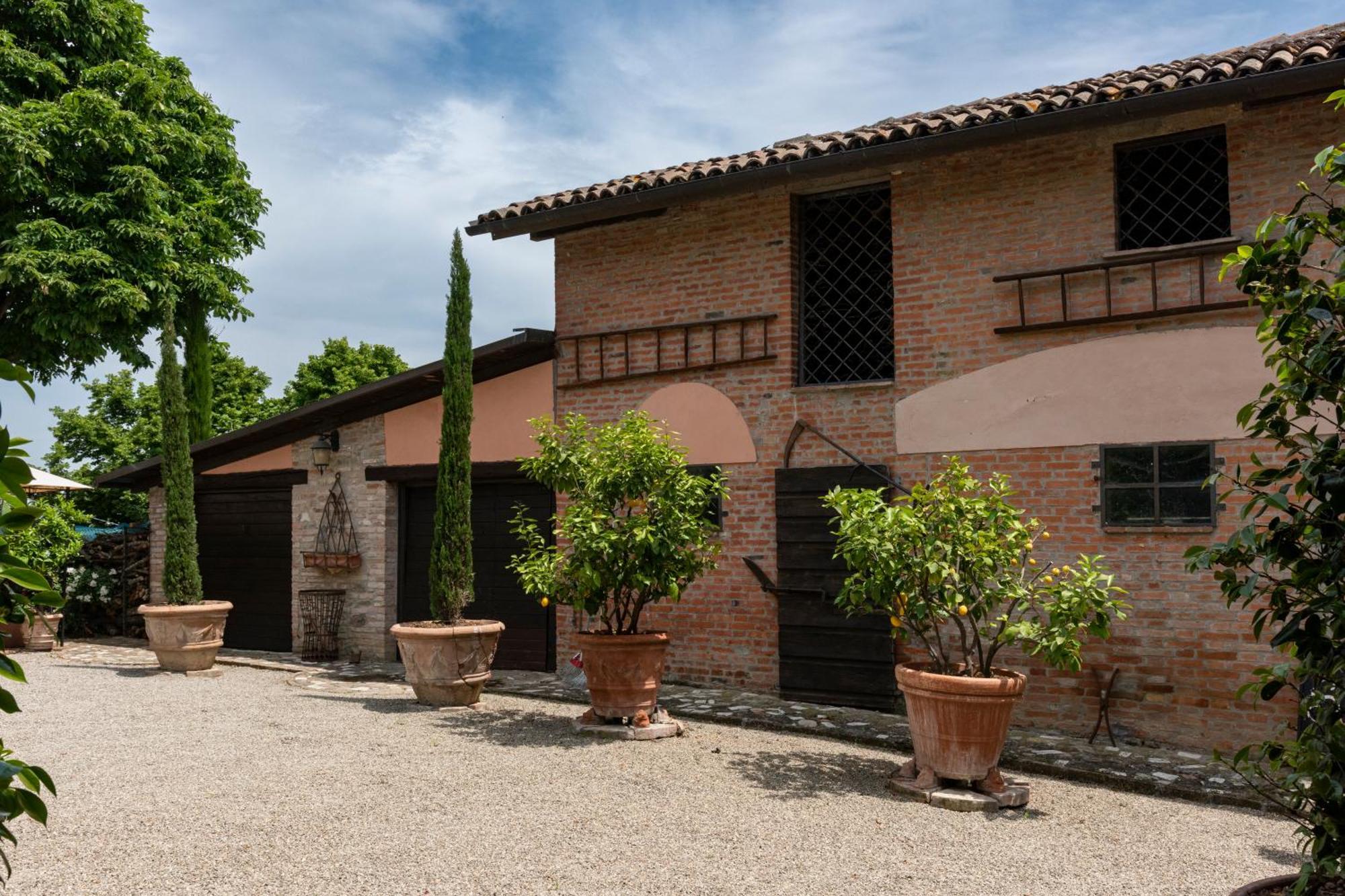 Maison d'hôtes Cascina La Buca à Castello di Serravalle Extérieur photo
